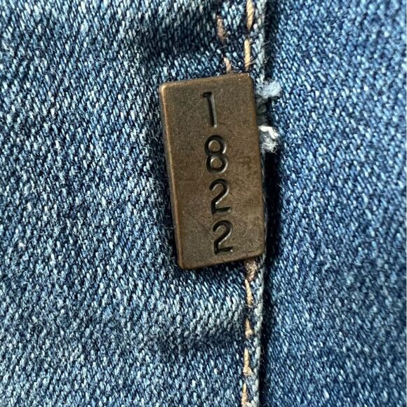 1822 Denim Adriana Jean. Slim fit. Stretch. Size 4 Medium distressed wash - Picture 7 of 10